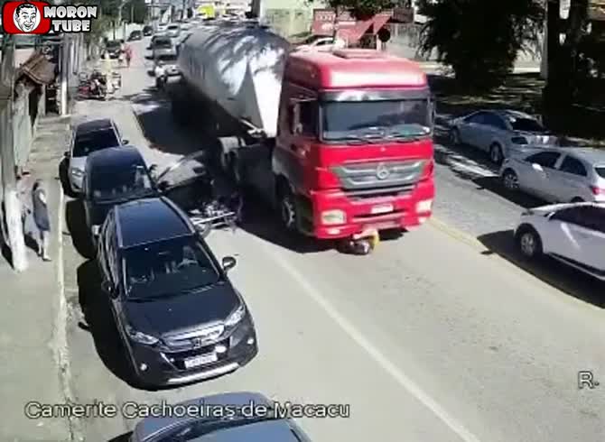 Video :He tumbles beneath a vehicle after falling off his motorcycle!